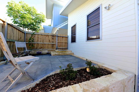 Sunny Blinco Street House - New Castle Holiday 12