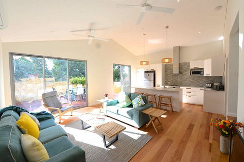 Sunny Blinco Street House - New Castle Holiday 0