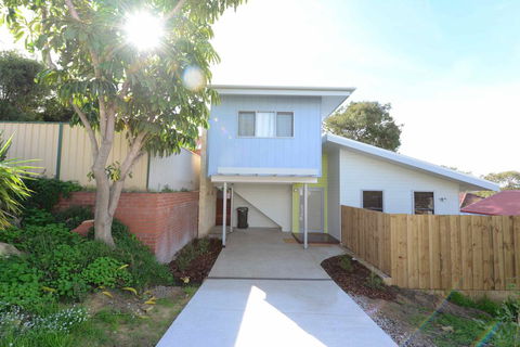 Sunny Blinco Street House - New Castle Holiday 13