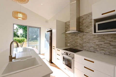 Sunny Blinco Street House - New Castle Holiday 3