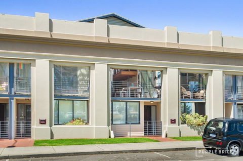 Spacious Central Townhouse - New Castle Holiday 11