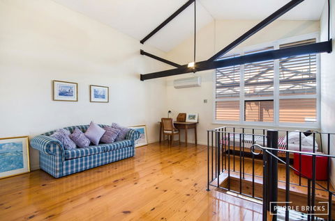 Spacious Central Townhouse - New Castle Holiday 5