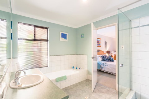 Seatrees Accommodation - New Castle Holiday 8