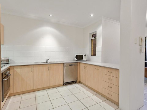 Cooper Street - New Castle Holiday 24