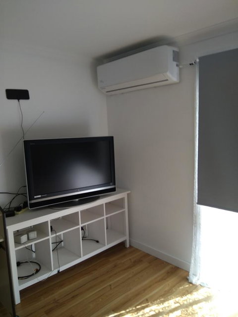 DIANELLA Budget Rooms Happy Place To Stay - New Castle Holiday 32