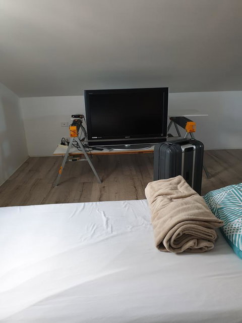 DIANELLA Budget Rooms Happy Place To Stay - New Castle Holiday 6