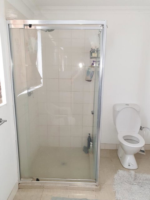 DIANELLA Budget Rooms Happy Place To Stay - New Castle Holiday 12