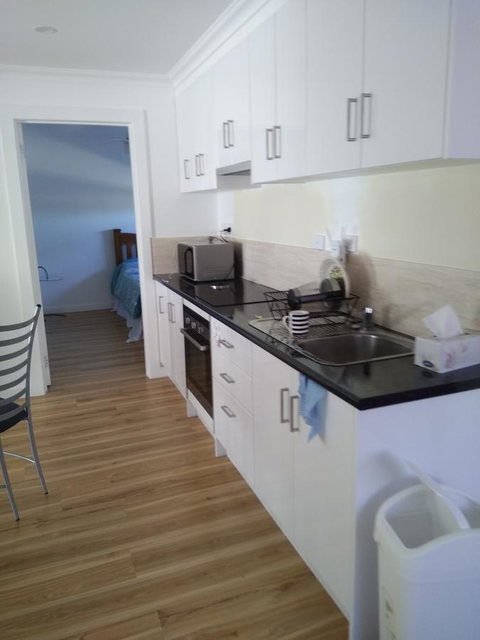 DIANELLA Budget Rooms Happy Place To Stay - New Castle Holiday 9