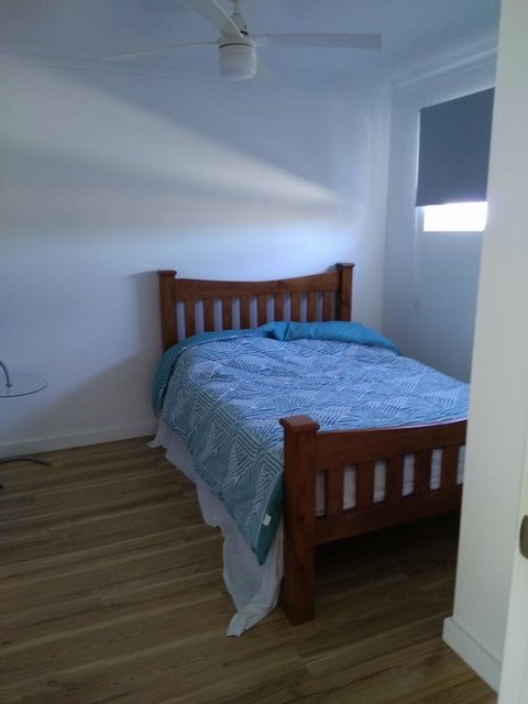 DIANELLA Budget Rooms Happy Place To Stay - New Castle Holiday 15