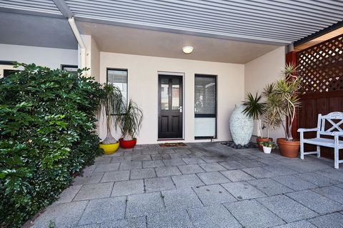 Fremantle Townhouse Unit 6 - New Castle Holiday 11