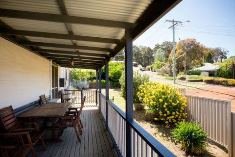 Yvonnes Rest Holiday Home - New Castle Holiday 1