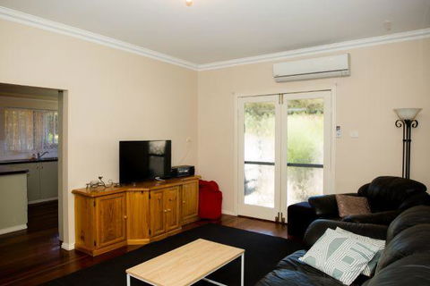 Yvonnes Rest Holiday Home - New Castle Holiday 6