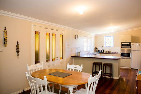 Yvonnes Rest Holiday Home - New Castle Holiday 0