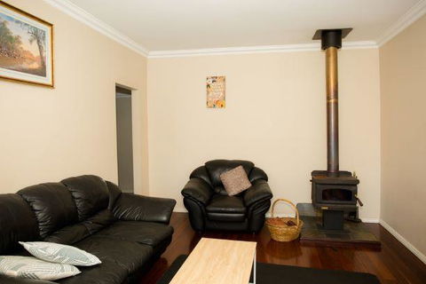 Yvonnes Rest Holiday Home - New Castle Holiday 7