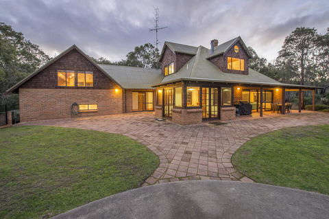 A Hidden Bush Delight - New Castle Holiday 4