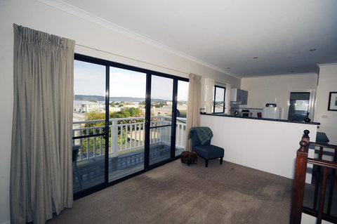 My Place Colonial Accommodation - New Castle Holiday 6