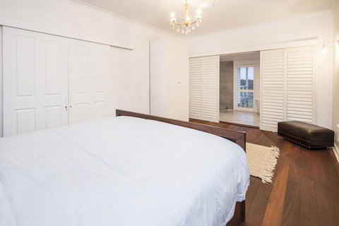 Buxton Thomas - New Castle Holiday 5