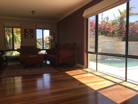 Le Boulevard - New Castle Holiday 9