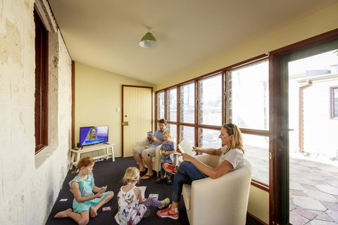 Fremantle Colonial Cottages - New Castle Holiday 13