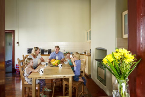 Fremantle Colonial Cottages - New Castle Holiday 16