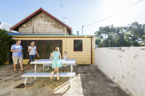 Fremantle Colonial Cottages - New Castle Holiday 17