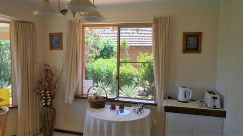 Eleebana Guest House - New Castle Holiday 28