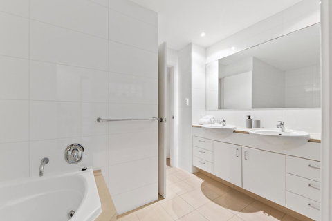 The Executive Penthouse - New Castle Holiday 10