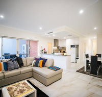 VIP Stays - Villa De Burswood Luxury 3BR Suite w/ King Bed FREE WIFI - New Castle Holiday