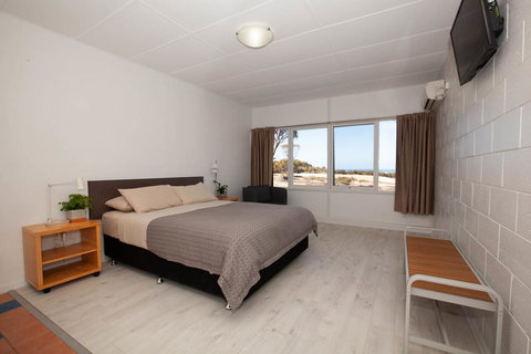 EUCLA MOTOR HOTEL - New Castle Holiday 26