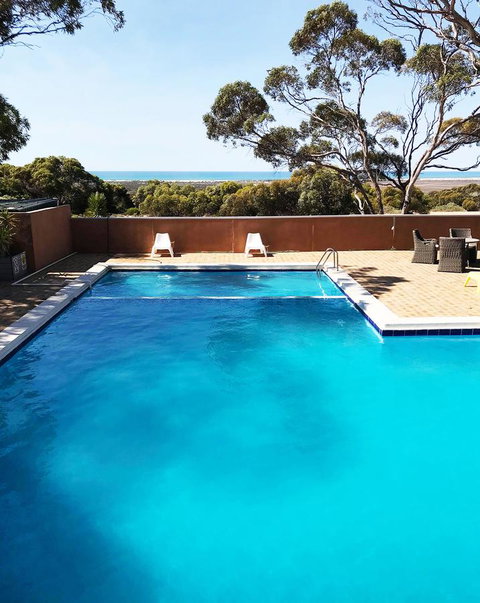 EUCLA MOTOR HOTEL - New Castle Holiday 37