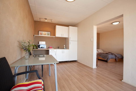 EUCLA MOTOR HOTEL - New Castle Holiday 14