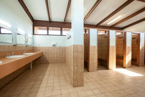 EUCLA MOTOR HOTEL - New Castle Holiday 8