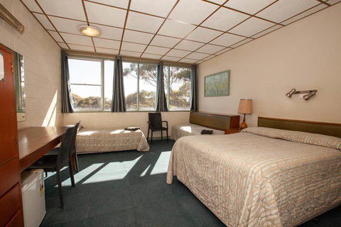 EUCLA MOTOR HOTEL - New Castle Holiday 20