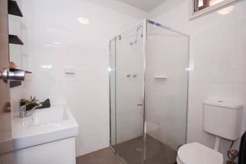 EUCLA MOTOR HOTEL - New Castle Holiday 22