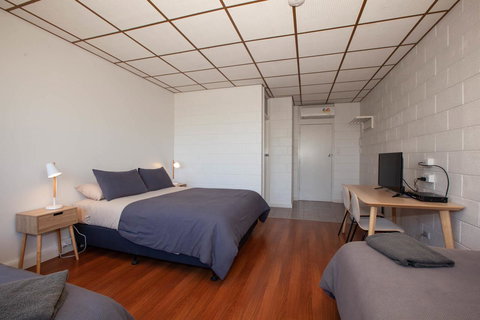 EUCLA MOTOR HOTEL - New Castle Holiday 3