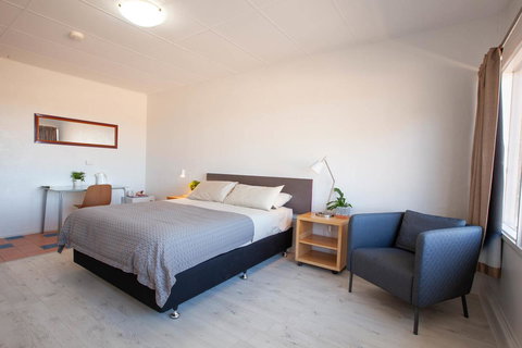 EUCLA MOTOR HOTEL - New Castle Holiday 25