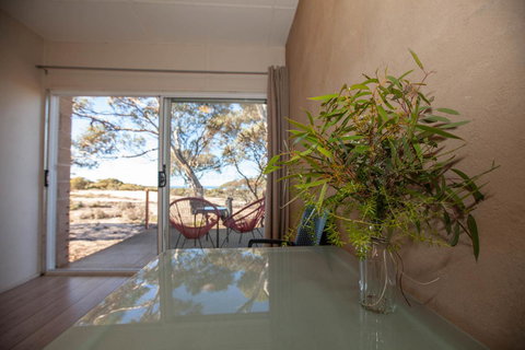 EUCLA MOTOR HOTEL - New Castle Holiday 12