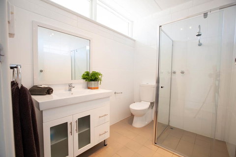 EUCLA MOTOR HOTEL - New Castle Holiday 1