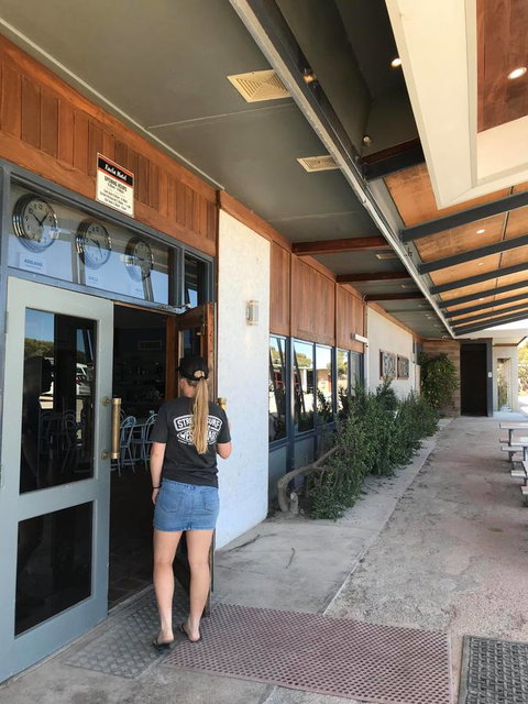 EUCLA MOTOR HOTEL - New Castle Holiday 35