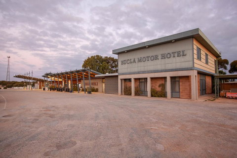 EUCLA MOTOR HOTEL - New Castle Holiday 0