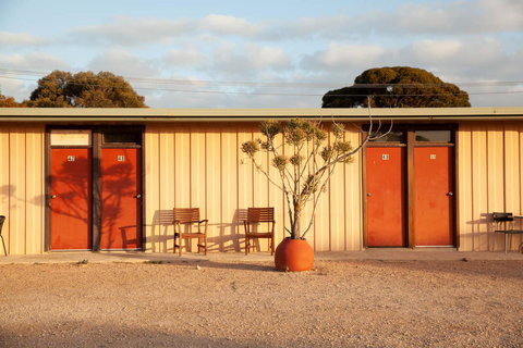 EUCLA MOTOR HOTEL - New Castle Holiday 7
