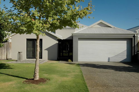 THE SANCTUARY LUXURY HOLIDAY HOME - New Castle Holiday 0