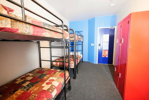 Perth City YHA - New Castle Holiday 24