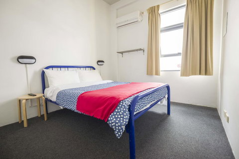 Perth City YHA - New Castle Holiday 8