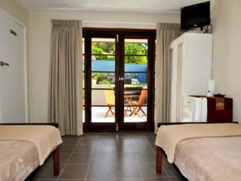 Waikiki Beach Bed And Breakfast - New Castle Holiday 14