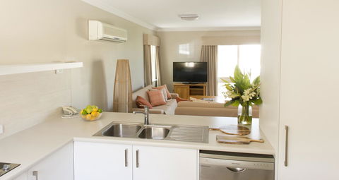 The Marina Hotel - Mindarie - New Castle Holiday 24