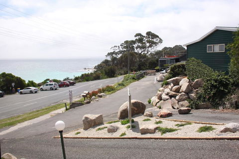 BINALONG BEACH COTTAGE Beachfront At Bay Of Fires Next To Restaurant - New Castle Holiday 19