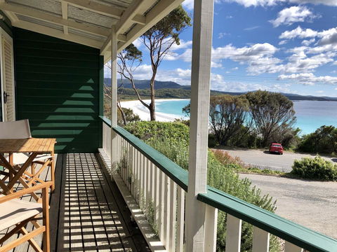 BINALONG BEACH COTTAGE Beachfront At Bay Of Fires Next To Restaurant - New Castle Holiday 1