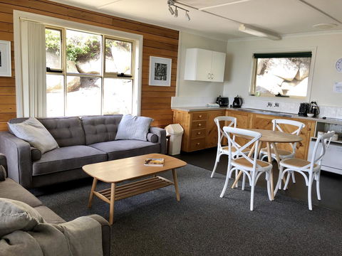 BINALONG BEACH COTTAGE Beachfront At Bay Of Fires Next To Restaurant - New Castle Holiday 2