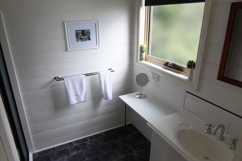 BINALONG BEACH COTTAGE Beachfront At Bay Of Fires Next To Restaurant - New Castle Holiday 7